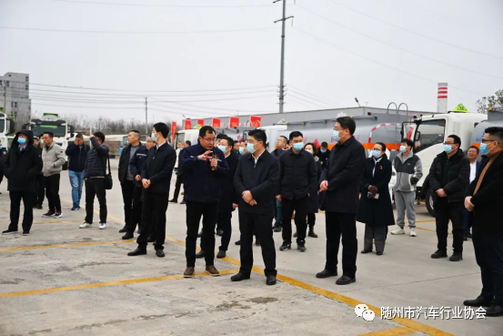 與會人員集中觀摩企業(yè)